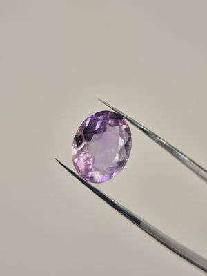 אבן חן טבעית מסוג אמטרין בי קולור (שילוב של אמטיסט וסיטרין) בצבע סגול ורוד, צלולה מאוד בחיתוך 