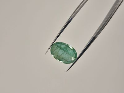 אמרלד טבעית קולומביאנית בצבע ירוק בהיר בחיתוך אובאלי ושטוחה- מתאים מאוד לשיבוץ טבעת יוקרתית או 