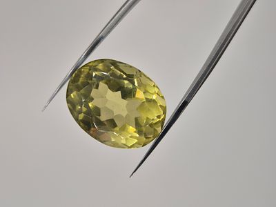 אבן חן ענקית ומושלמת לשיבוץ בתכשיט יוקרתי בעיקר לתליון מסוג סיטרין בצבע צהוב בהיר, צלולה מאוד 