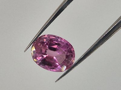 שלושה אבני רובי טבעיות בורמה בצבע אדום עז בחיתוך אובאלי- הגדולה מביניהן צלולה מאוד ובהירה (אבן 