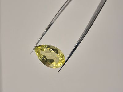 אבן חן טבעית גדולה מסוג סיטרין בחיתוך טיפה (אגס) לשיבוץ בתכשיט יוקרתי בעיקר לתליון בצבע צהוב 