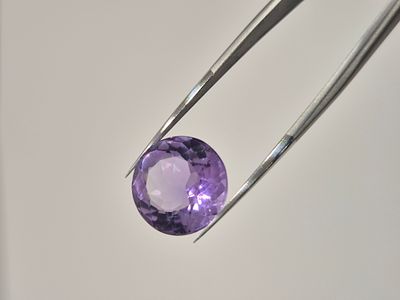 אבן חן טבעית עגולה ומושלמת מסוג אמטיסט בצבע סגול בהיר, צלולה מאוד בחיתוך עגול- מתאימה מאוד 