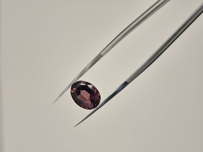 אבן חן טבעית מסוג אמטיסט אפריקאית בצבע סגול עמוק וצלול, בחיתוך אובאלי. אבן מהממת מתאימה מאוד 