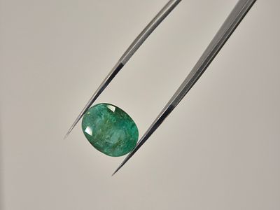 אמרלד טבעית וגדולה נדירה מאוד בצבע ירוק בחיתוך אובאלי- מתאימה מאוד לשיבוץ בטבעת יוקרתית או 