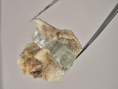 גביש אקווה מרין ענק בתוך אבן טבעית שהגיע ממכרות באפגניסטן לאספני מינרלים וקריסטלים במשקל כולל 