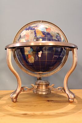 גלובוס אבני חן / מינירלים עם אבני חן שכל אבן מייצגת מדינה או יבשת אופיינית לה. גודל כ30-35 ס"מ 