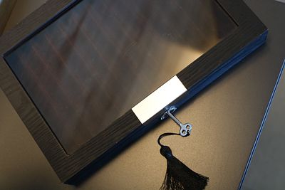 קופסה יוקרתית לאחסון ותצוגה של 12 עטים במצב שמור, לבד אדום פנימי וחלק חיצוני עשוי עץ עם לוחית 