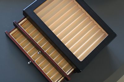 קופסת עץ לאחסון 36 עטים הכוללת חלק עליון עם תצוגה שקופה ועוד שתי מגירות במצב שמור מאוד, עץ בצבע 