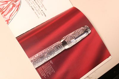 שלוש חוברות לאספני עטי יוקרה, אחת של מותג Montblanc בכריכה חצי קשה, חוברת נוספת (Penpassion) 