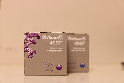 שני מיכלי דיו חדשים של חברת Pelikan בצבע כחול וסגול במצב מושלם, לא נפתחו מעולם, נרכשו לפני כשנה