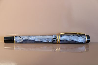 עט נובע יוקרתי מאוד של חברת Parker עם ציפורן מזהב אמיתי 18 קראט מדגם Duofold International בצבע 