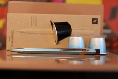 עט עיפרון עופרת של חברת Caran d'Ache השוויצרית בשיתוף פעולה עם חברת Nespresso, גוף העט ממוחזר 