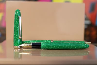 סט עט נובע עם ציפורן טיטניום בציפוי זהב ועט כדורי בצבע ירוק Jade של חברת Sailor היפנית במצב חדש 