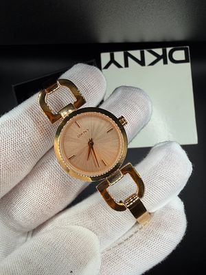 שעון מקורי באחריות של חברת DKNY אלגנטי יפייפה לנשים שלא נענד מעולם. דגם 8542- נרכש כמתנה ולא 