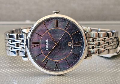 שעון אלגנטי למכירה לנשים של חברת Fossil במצב מצוין עם שימוש מינימלי, עדיין עם תגית מחיר של 799 