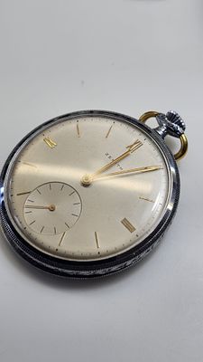 שעון כיס מהמם ומקורי של חברת Zenith עם מנגנון מתכתי מוזהב וקופסה מכרום מתכתי. מספר סידורי חרוט 