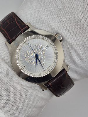 שעון של חברת Prince לנשים במצב טוב מאוד, עם רצועת עור ולוח בצבע כסוף כולל קריסטלים בצורת לב 