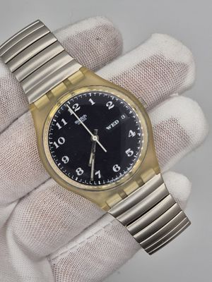 שעון וינטג' לאספנים של חברת Swatch , לוח בצבע שחור עם אינדקסים כסופים ורצועת מתכת נמתחת כולל 