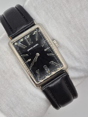 שעון יפה מאוד של חברת Pierre Cardin יכול לשמש לנשים או לגברים במצב מעולה עם גוף מלבני, לוח שחור 