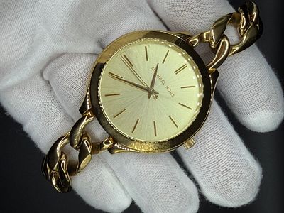 שעון Micheael Kors דגם MK3222 קוטרכ-42 מ"מ במצב טוב מאוד עם סימני שימוש קלים , נמכר כחדש בטווחי 