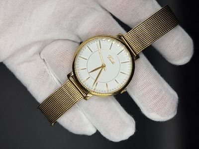 שעון של חברת Versaille יפן בקוטר כ-34 מ"מ בצבע זהב במצב טוב מאוד עם סימני שימוש קלים בלבד ולוח 