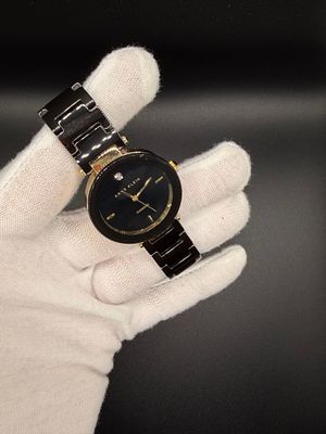 שעון מהמם Anne Klein בצבע שחור וזהב מדגם- AK1018 עם רצועה שחורה קרמית עם סימני שימוש קלים. שעון 