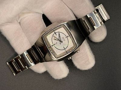 שעון וינטג' של חברת Seiko מדגם 5M45-5A00, שעון בעיצוב מיוחד עם גוף ריבועי כסוף בקוטר כ-36 מ"מ 