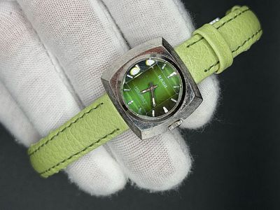 שעון עדין מאוד וינטג' של חברת Rado, מדגם Mckinley , חתום מאחור A230688. שעון בעיצוב מיוחד שלא 