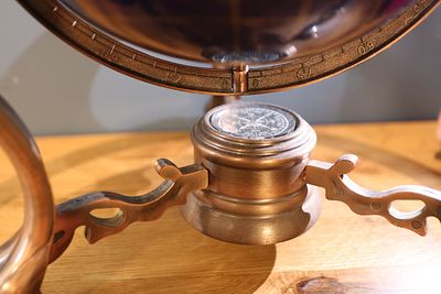 גלובוס אבני חן / מינירלים לאפיס לאזולי עם אבני חן טבעיות חצי יקרות שכל אבן מייצגת מדינה או יבשת 