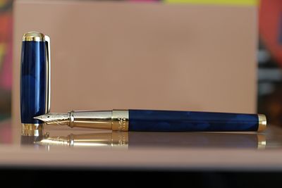 עט נובע מהמם ויוקרתי עם ציפורן מזהב אמיתי 14 קראט בגודל f בגווני כחול וזהב, עט יוקרתי מאוד כולל 