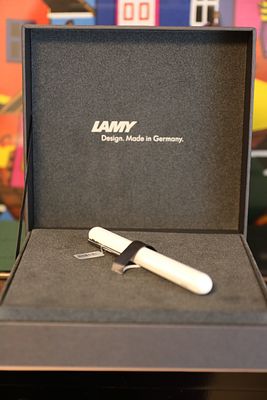 עט נובע במצב חדש של חברת Lamy היוקרתית עם ציפורן מזהב אמיתי 14 קראט בגודל f בצבע לבן, כולל 