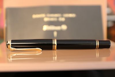 עט נובע של חברת Pelikan היוקרתית מסוג M800 עם משאבה מובנית (במצב פתוח עם מכסה מאחור אורך 16.4 