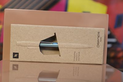 עט עיפרון עופרת של חברת Caran d'Ache השוויצרית בשיתוף פעולה עם חברת Nespresso, גוף העט ממוחזר 