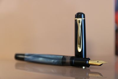 עט נובע וחדש לגמרי של חברת Pelikan עם משאבה מובנית מדגם M200 בצבע כחול משויש עם עיטורי זהב נרכש 