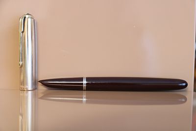 עט נובע Vintage של חברת פרקר במצב שמור מאוד עם משאבה שנראית כחדשה, בצבע בורדו וזהב מדגם Parker 