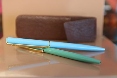 זוג עטי Vintage כדוריים של חברת Elysee שפעלה בעיקר עד סוף שנות ה-90 בגוון תכלת וטורקיז כולל 