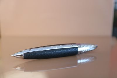 עט כדורי של חברת Cross עם עיצוב ייחודי ולא מוכר מדגם AUTOCROSS עם ציפוי עור אמיתי וכרום כולל 