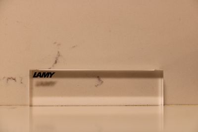 סטנד מושלם של חברת Lamy הגרמנית לתצוגה של עט יוקרה בצבע שקוף (אקריליק), סטנד שבדרך כלל לא מגיע 