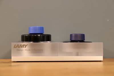 סטנד יוקרתי של חברת Lamy הגרמנית לתצוגה של שני מיכלי דיו בצבע שקוף, כולל שני מיכלי דיו של חברת 