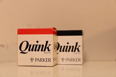שני מיכלי דיו Vintage של חברת Parker בצבע שחור ואדום, פריטי וינטג' מהממים לתצוגה לאספני עטים 
