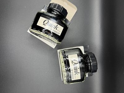 שני מיכלי דיו Vintage של חברת Parker בצבע שחור , פריטי וינטג' מהממים לתצוגה לאספני עטים (מלאים 