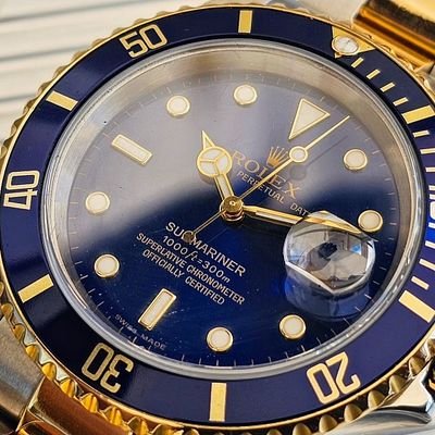 שעון Rolex מקורי משנת 2007 מדגם אייקוני Submariner במצב מעולה בצבע זהב וכסוף עם לוח כחול, דגם 