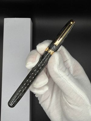 עט נובע של חברת Sheaffer, אחת החברות האמריקאיות הטובות ביותר בתחום העטים. העט במצב מצוין מדגם 