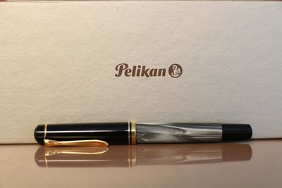 עט נובע וחדש לגמרי של חברת Pelikan עם משאבה מובנית מדגם M200 בצבע אפור משויש עם עיטורי זהב נרכש 
