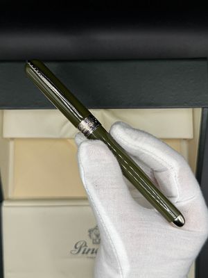 עט יפייפה ונדיר בארץ, לראשונה בבידספיריט בארץ. עט מושלם במצב חדש בצבע ירוק כהה-שחור, לא נעשה בו 