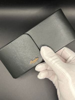 קייס לשלושה עטים של חברת Pineider האיטלקית, נרכש באיטליה על ידי אספן ולא נעשה שימוש מעולם. במצב 