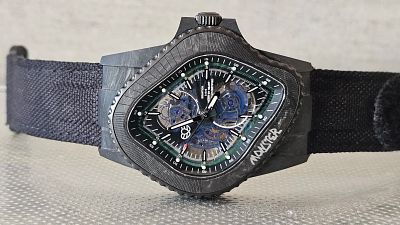 שעון יפייפה ומיוחד של חברת Laarvee עשוי מחומר מרוכב פיברגלס ושרף המשלב חוזק גבוה עם קלילות 