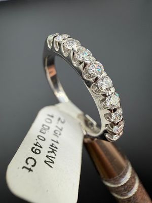 טבעת יהלומים – זהב לבן 14K 
טבעת אלגנטית וקלאסית בעבודת צורפות מדויקת, עשויה זהב לבן 14K. 
