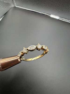 טבעת זהב 14K חדשה משובצת 7 יהלומי טבעיים בחיתוכים מדורגים היוצרים נוכחות וגם אלגנטיות במקביל. 