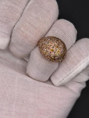 טבעת זהב 14Kמהממת בשיבוץ יהלומים צבעוניים (ייתכן ועברו טיפול)